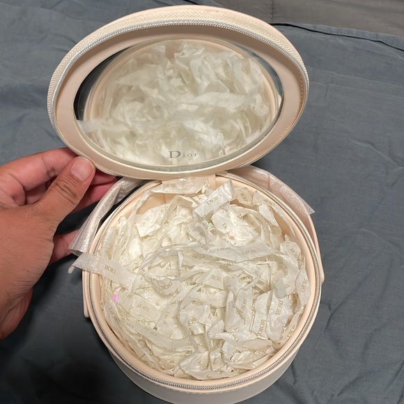 New Dior Beauty Quilted Cream Round Vanity Case W Mirror & Top Handle - Picture 4 of 9